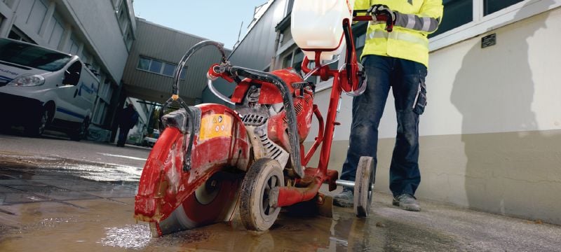 Benzinska pila DSH 900-X (400 mm) Snažna benzinska pila s motorom od 87 ccm i automatskim čokom koja se jednostavno pokreće – promjer oštrice pile od maks. 400 mm za rezove dubine do 150 mm Primjene 1