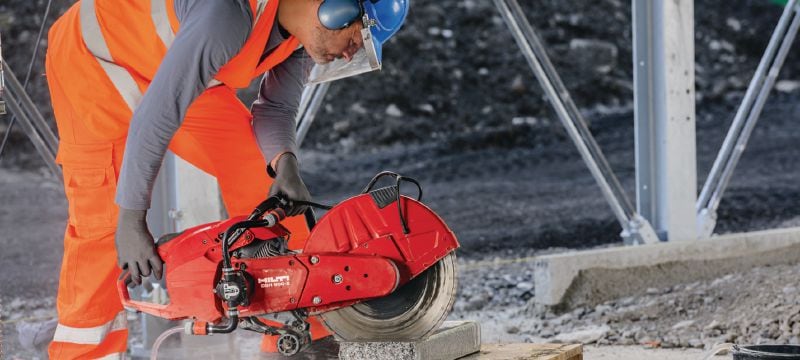 Benzinska pila DSH 900-X (400 mm) Snažna benzinska pila s motorom od 87 ccm i automatskim čokom koja se jednostavno pokreće – promjer oštrice pile od maks. 400 mm za rezove dubine do 150 mm Primjene 1